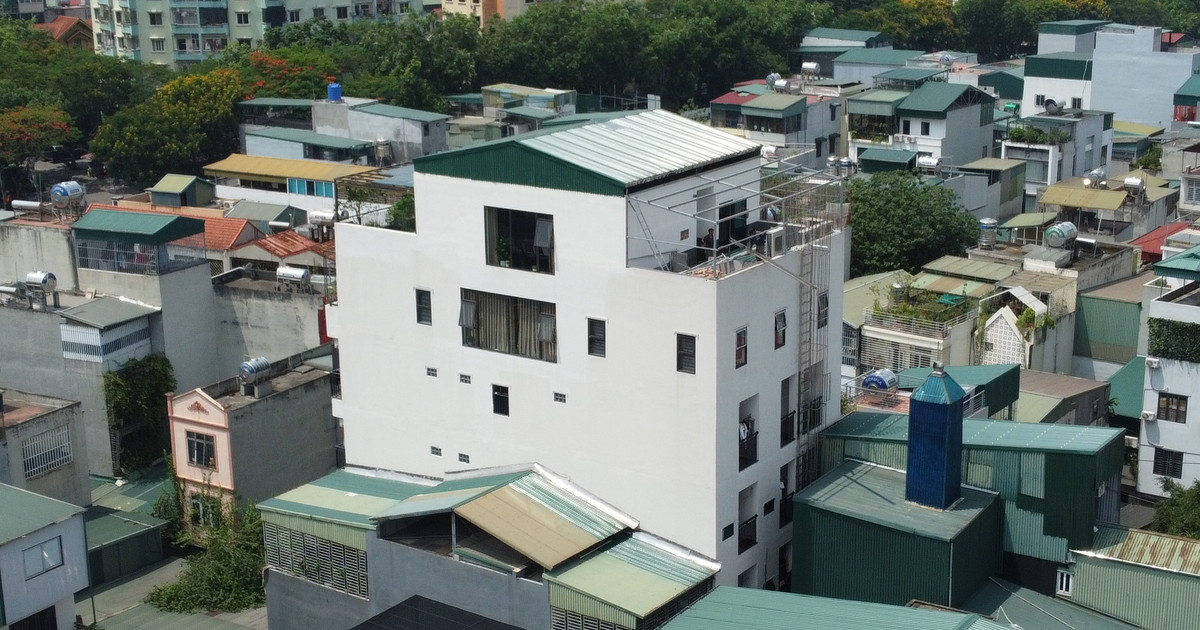 Ghi nhận của PV còn thấy, một số công trình khác ở trong ngõ phố Trần Điền dù đã xây dựng xong, gia chủ còn tiến hành cơi nới tầng, bắn lợp tôn nhằm gia tăng diện tích sử dụng.