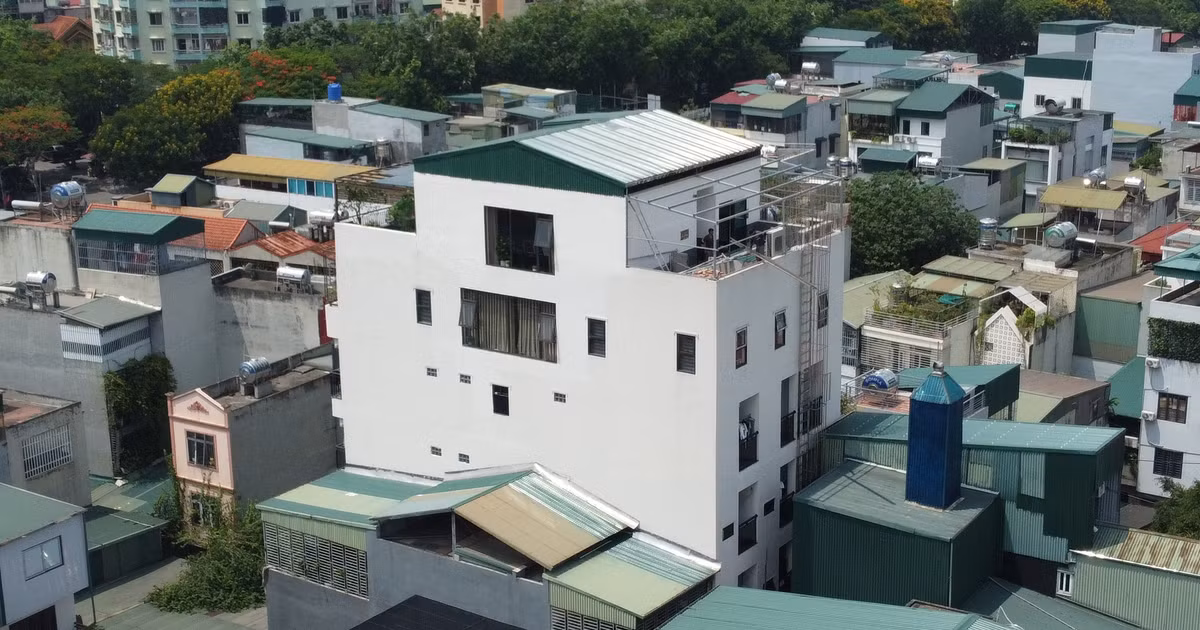 Ghi nhận của PV còn thấy, một số công trình khác ở trong ngõ phố Trần Điền dù đã xây dựng xong, gia chủ còn tiến hành cơi nới tầng, bắn lợp tôn nhằm gia tăng diện tích sử dụng.