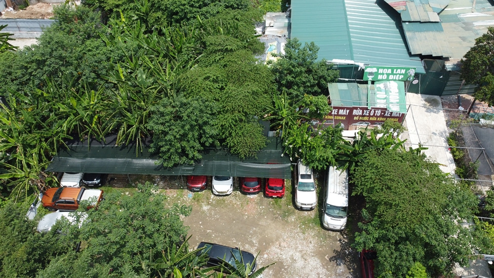 Một bãi xe nằm trên đất nông nghiệp, sâu trong ngõ phố Trần Điền của phường Định Công.