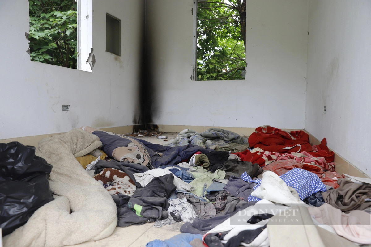Bên trong một gian phòng ở chợ chất đống quần áo, chăn màn cũ nát. (Ảnh: Dân Việt).