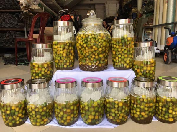 Theo một số người bán, chanh rừng đang lên cơn sốt nên cũng xuất hiện những gian thương trộn quất vào bán để kiếm lời. Bởi vậy, người tiêu dùng cũng cẩn chọn lựa kỹ lưỡng, nên tìm hiểu kỹ trước khi mua để tránh mua loại không đảm bảo chất lượng.