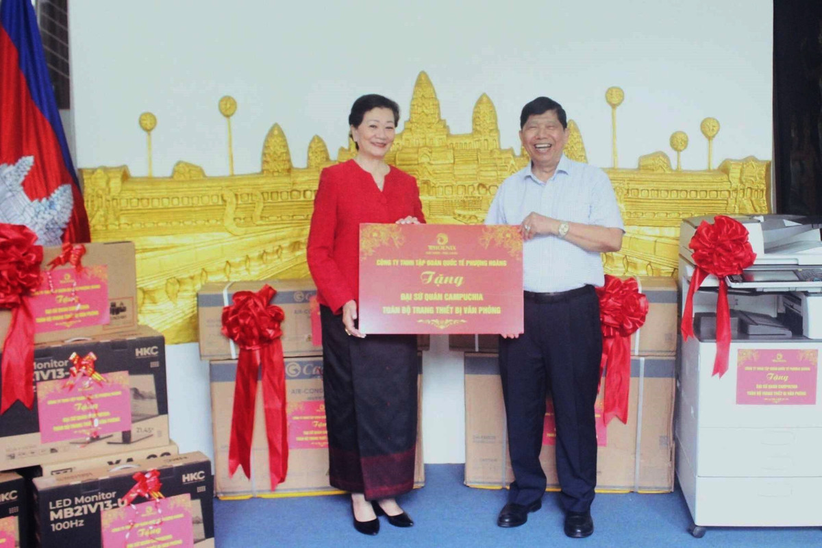 Trao tang Dai su quan Campuchia nhieu thiet bi van phong