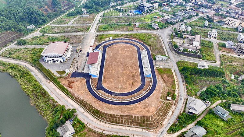 Toàn cảnh Sân vận động Trung tâm huyện Yên Bình với diện tích 2,8ha với sức chứa khoảng 2.000 khán giả. (Ảnh: TN&amp;MT).