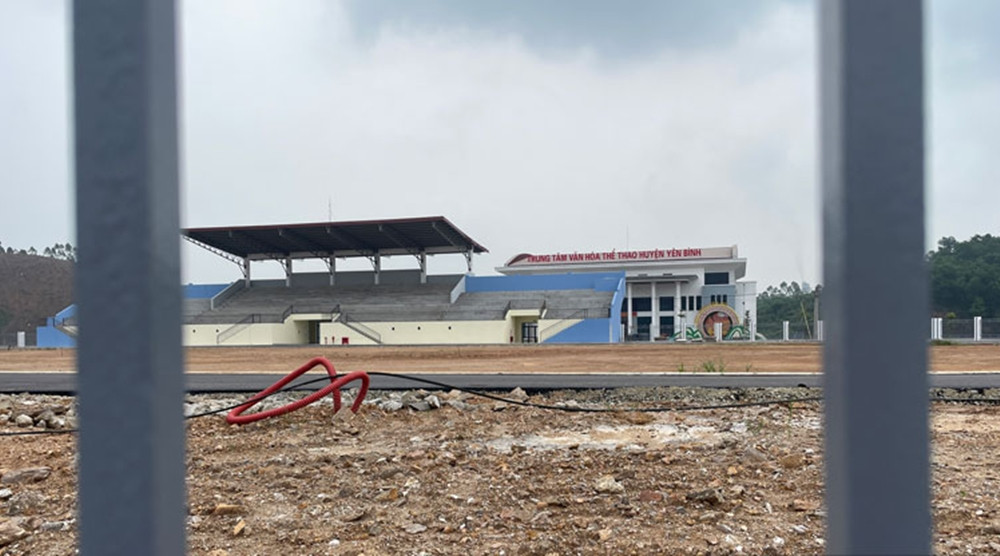 Nhà thầu thi công Sân vận động Trung tâm huyện Yên Bình là Công ty cổ phần Xây dựng Hoàng Trung. (Ảnh: Đinh Đại).