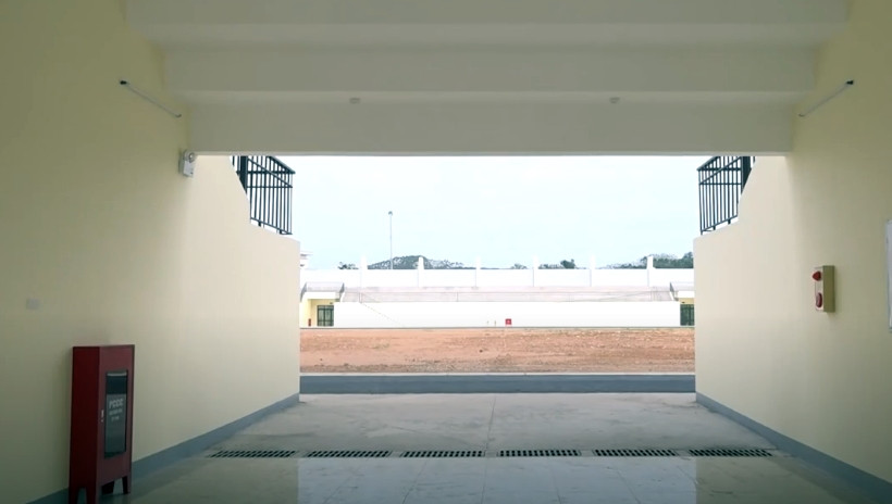 Sân vận động bao gồm các hạng mục: sân bóng diện tích 5.500m2. Trong đó, khán đài A là nhà cấp III, 2 tầng có mái che, diện tích xây dựng 1.100m², có sức chứa khoảng 1.300 khán giả; khán đài B là nhà cấp III, 2 tầng, diện tích xây dựng 600 m², có sức chứa khoảng 600 khán giả. (Ảnh: YTV).