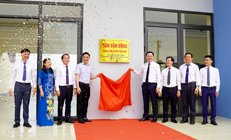 Trước đó, nhân kỷ niệm 77 năm ngày thành lập Đảng bộ huyện Yên Bình và chào mừng Lễ công bố huyện Yên Bình đạt chuẩn nông thôn mới năm 2023, công bố quyết định của Thủ tướng Chính phủ phê duyệt Quy hoạch chung xây dựng Khu du lịch quốc gia hồ Thác Bà (tỉnh Yên Bái) đến năm 2040, ngày 20/6, huyện Yên Bình đã tổ chức Lễ gắn biển công trình Sân vận động Trung tâm huyện Yên Bình (giai đoạn 2). (Ảnh: Cổng TTĐT Yên Bái).