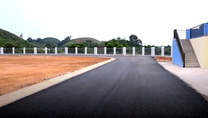 Ngoài ra, sân còn có nhiều hạng mục khác như đường chạy, các khu luyện tập, cổng hàng rào, hệ thống kè, hệ thống đường nội bộ, trồng cỏ mặt sân, mua sắm, lắp đặt thiết bị phòng cháy, chữa cháy; ghế ngồi khán đài và các hạng mục phụ trợ khác. (Ảnh: YTV).