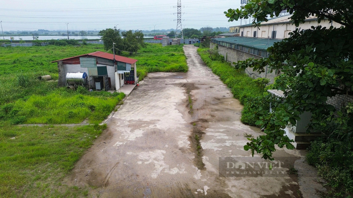 Năm 2007, chủ đầu tư khởi công xây dựng công trình bệnh viện. Tuy nhiên, sau đó người dân chỉ thấy chủ đầu tư tiến hành san lấp mặt bằng, không thấy xây dựng. Đến tháng 4/2010, người dân lại thấy chủ đầu tư tổ chức lễ động thổ, nhưng không thấy hoạt động đào móng, xây nhà. (Ảnh: Dân Việt).