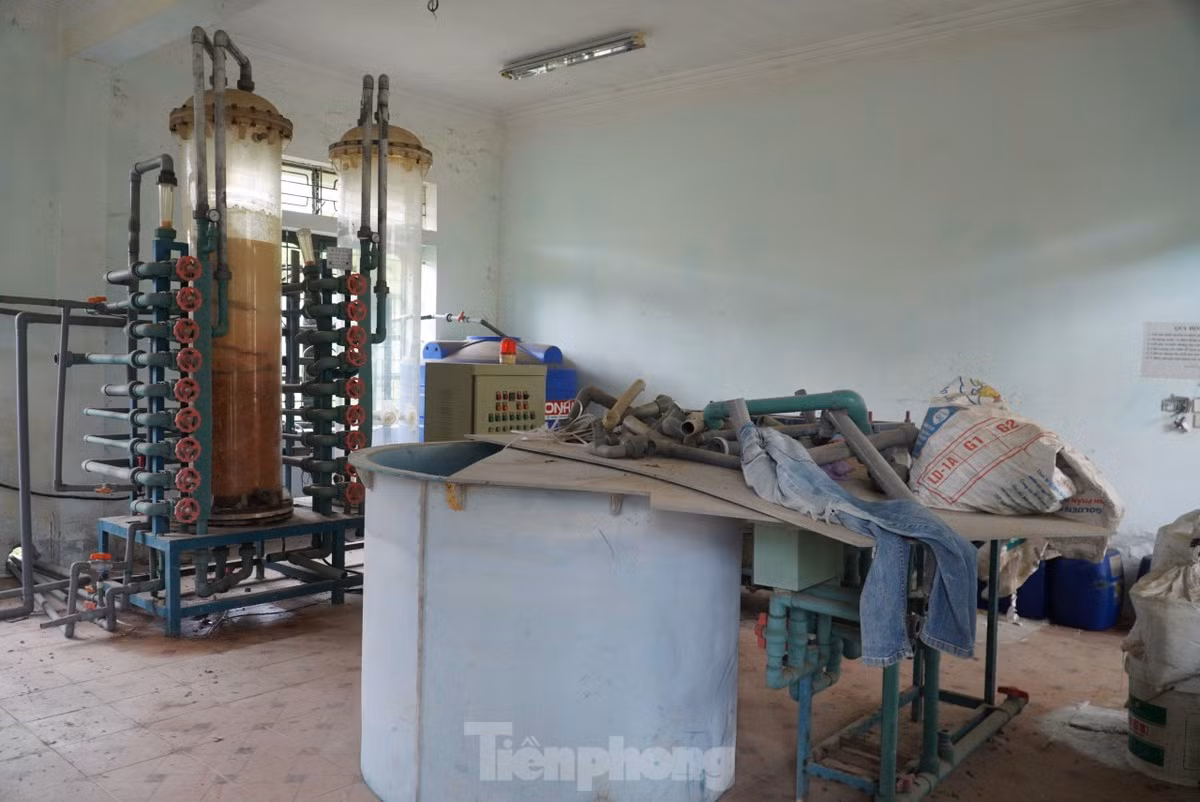 Nhiều máy móc lâu không sử dụng bụi phủ trắng. (Ảnh: Tiền Phong).