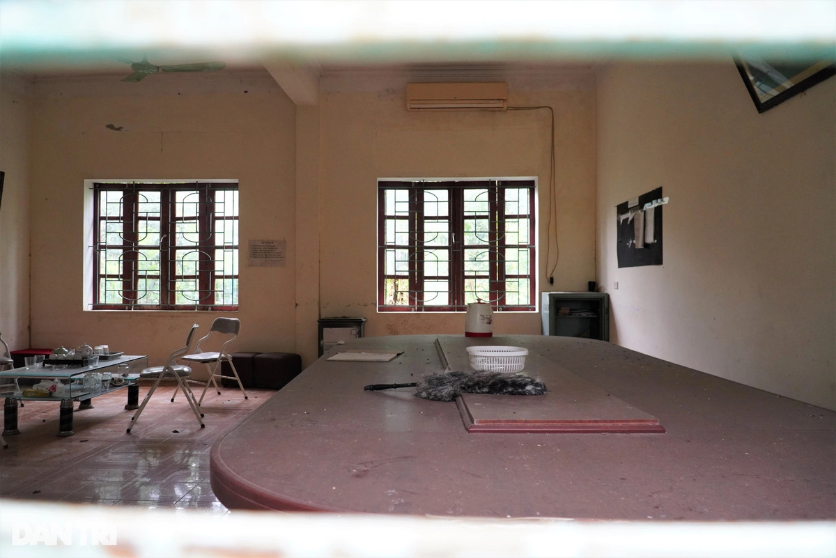 Các phòng làm việc, phòng tiếp khách trống hoác, bàn ghế phủ đầy bụi bặm. (Ảnh: Dân Trí).