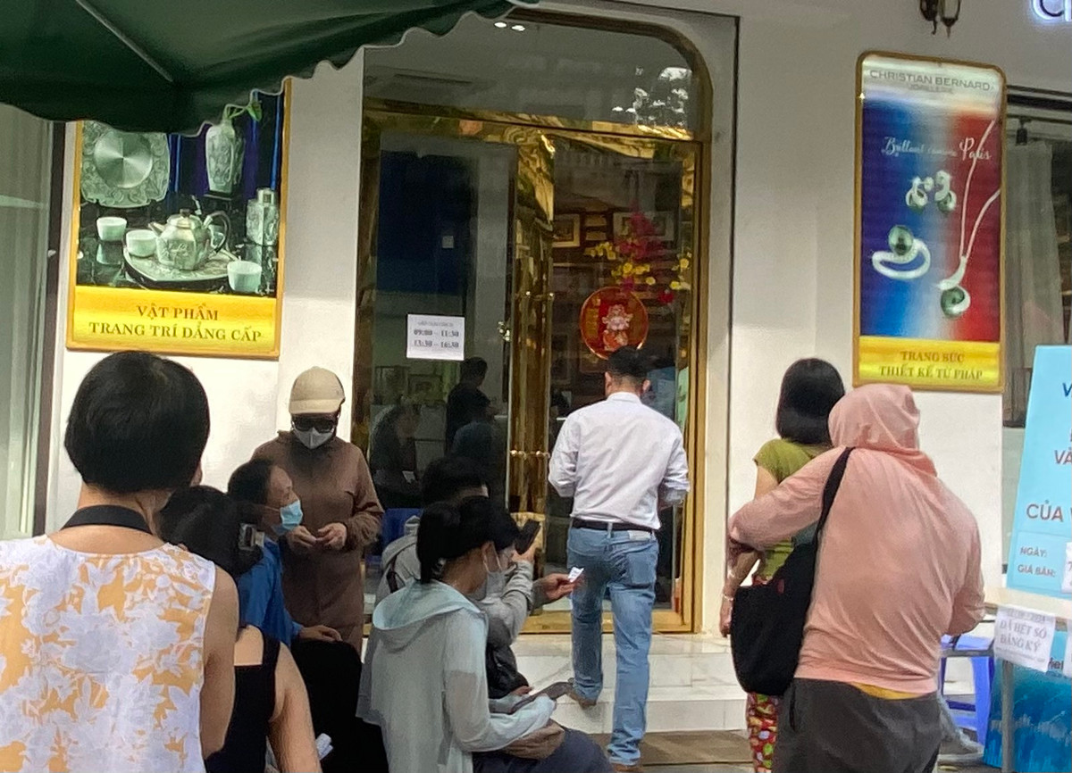 Một vài khách hàng cho biết, họ đã đăng ký mua vàng miếng SJC ở điểm giao dịch Vietinbank phố Huế từ ngày 9/6, đến hôm nay (12/6), vẫn chưa mua được vàng. Dù vậy, một vài khách hàng ở đây hy vọng, với lượng khách thưa vắng, họ mong sớm mua được vàng miếng.