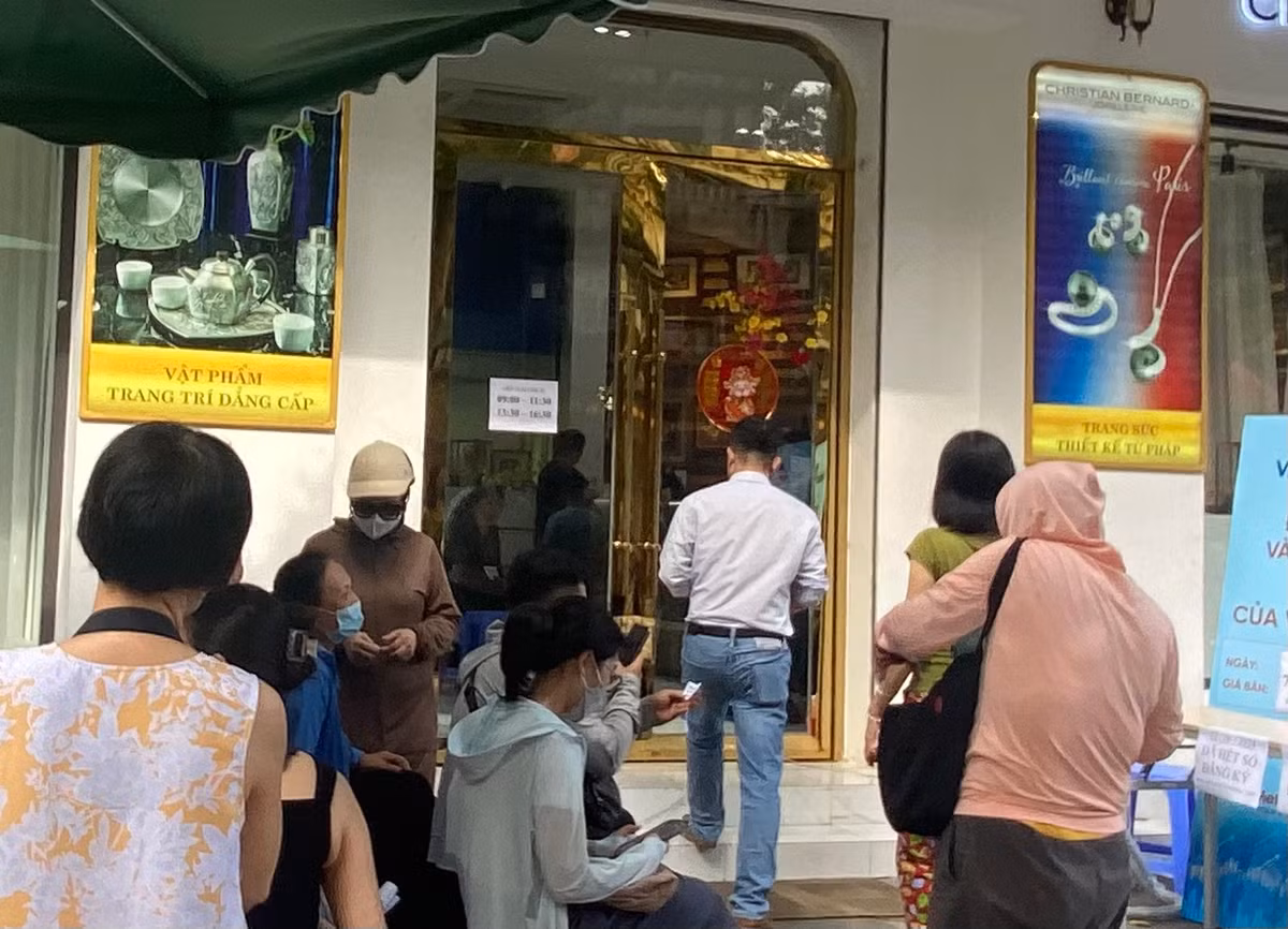 Một vài khách hàng cho biết, họ đã đăng ký mua vàng miếng SJC ở điểm giao dịch Vietinbank phố Huế từ ngày 9/6, đến hôm nay (12/6), vẫn chưa mua được vàng. Dù vậy, một vài khách hàng ở đây hy vọng, với lượng khách thưa vắng, họ mong sớm mua được vàng miếng.