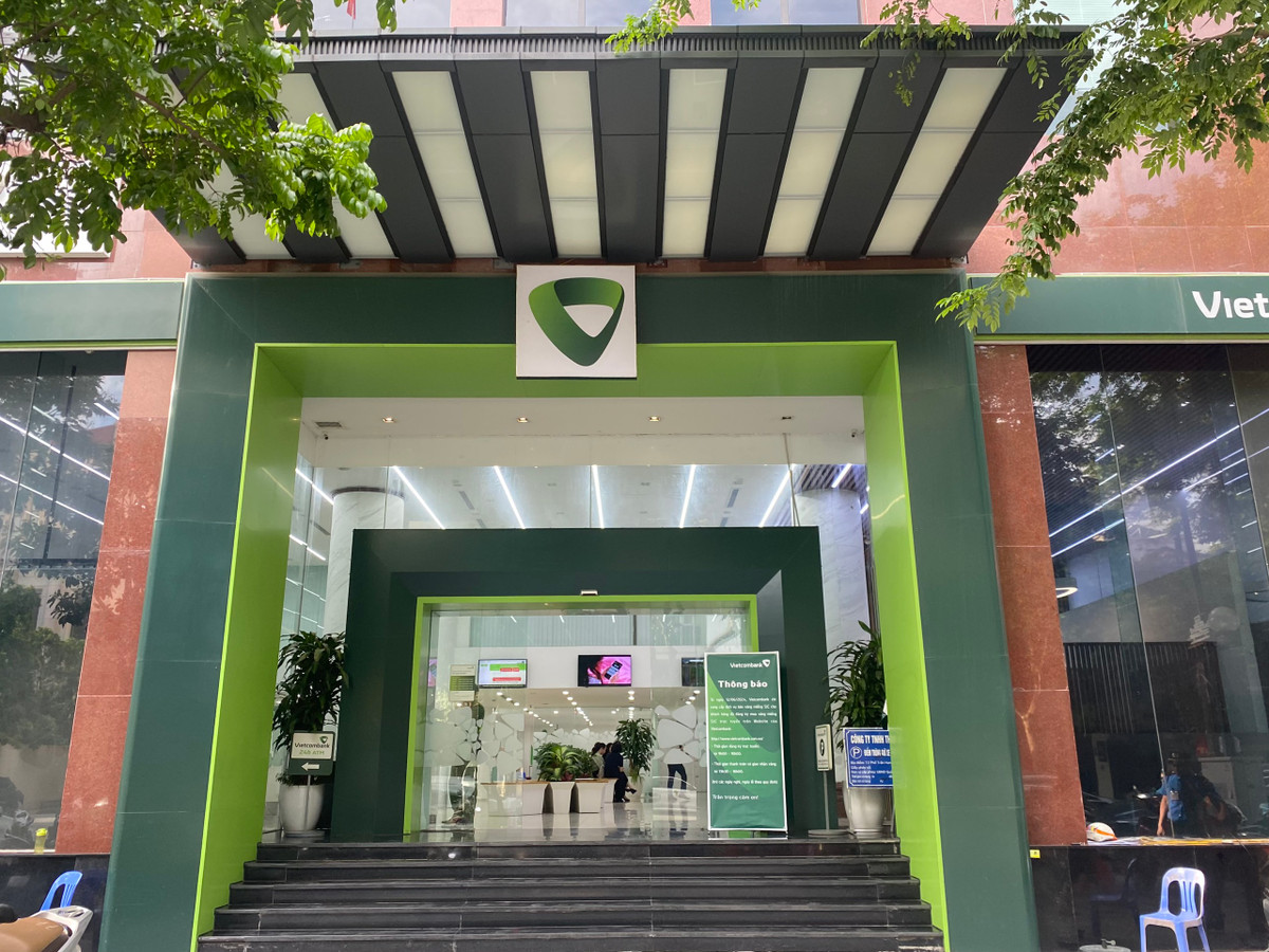 Nhân viên trụ sở Vietcombank 72 Trần Hưng Đạo, Hà Nội cho biết, sáng nay (12/6) nhiều khách hàng không biết thông tin triển khai bán vàng online nên vẫn đến xếp hàng mua. Sau khi đọc thông báo, khách chỉ chụp ảnh thông tin rồi đi về luôn nên tránh được tình trạng ùn tắc.