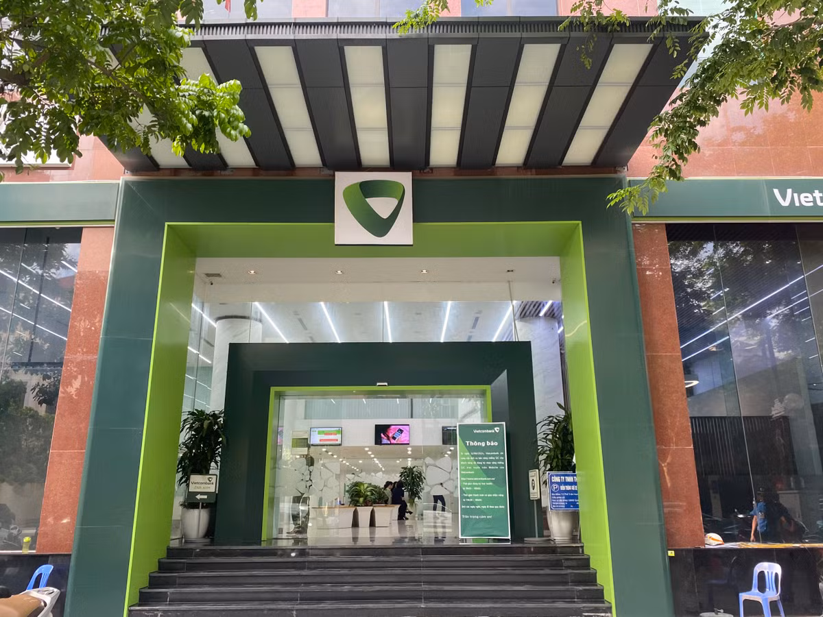 Nhân viên trụ sở Vietcombank 72 Trần Hưng Đạo, Hà Nội cho biết, sáng nay (12/6) nhiều khách hàng không biết thông tin triển khai bán vàng online nên vẫn đến xếp hàng mua. Sau khi đọc thông báo, khách chỉ chụp ảnh thông tin rồi đi về luôn nên tránh được tình trạng ùn tắc.