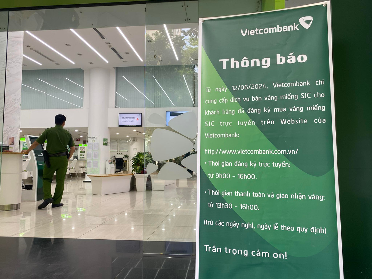 Sau khi đăng ký mua vàng miếng SJC trực tuyến, khách hàng cần đến địa điểm giao dịch theo địa chỉ và khung giờ tại xác nhận lịch hẹn. Khi đi mang theo căn cước công dân. Trường hợp, quá giờ hẹn từ trên 30 phút mà khách hàng không đến giao dịch, Vietcombank sẽ hủy xác nhận lịch hẹn để phục vụ khách hàng tiếp theo. Trong chiều ngày 12/6, ghi nhận trên website chính thức của Vietcombank không có tình trạng nghẽn mạng mua vàng. (Ảnh ghi nhận tại Vietcombank số 72 Trần Hưng Đạo, Hà Nội).