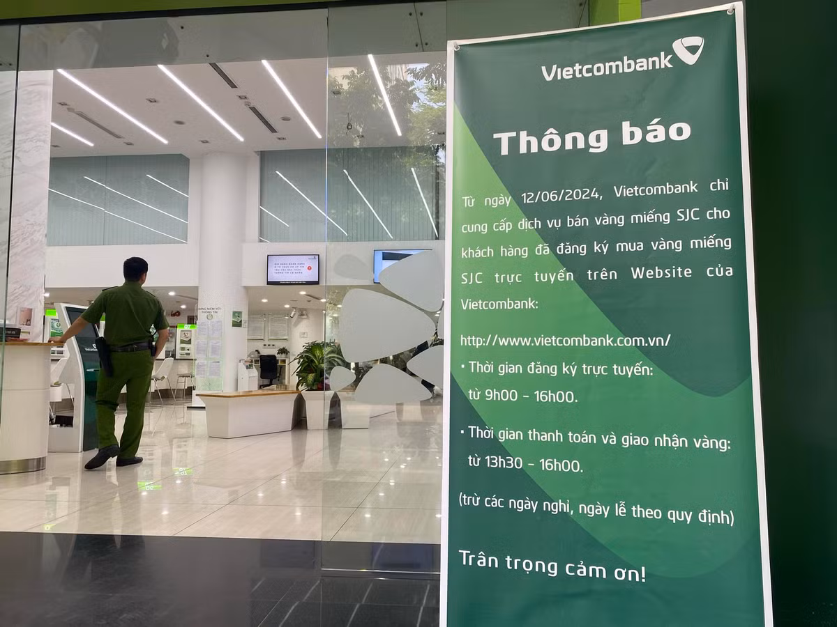 Sau khi đăng ký mua vàng miếng SJC trực tuyến, khách hàng cần đến địa điểm giao dịch theo địa chỉ và khung giờ tại xác nhận lịch hẹn. Khi đi mang theo căn cước công dân. Trường hợp, quá giờ hẹn từ trên 30 phút mà khách hàng không đến giao dịch, Vietcombank sẽ hủy xác nhận lịch hẹn để phục vụ khách hàng tiếp theo. Trong chiều ngày 12/6, ghi nhận trên website chính thức của Vietcombank không có tình trạng nghẽn mạng mua vàng. (Ảnh ghi nhận tại Vietcombank số 72 Trần Hưng Đạo, Hà Nội).