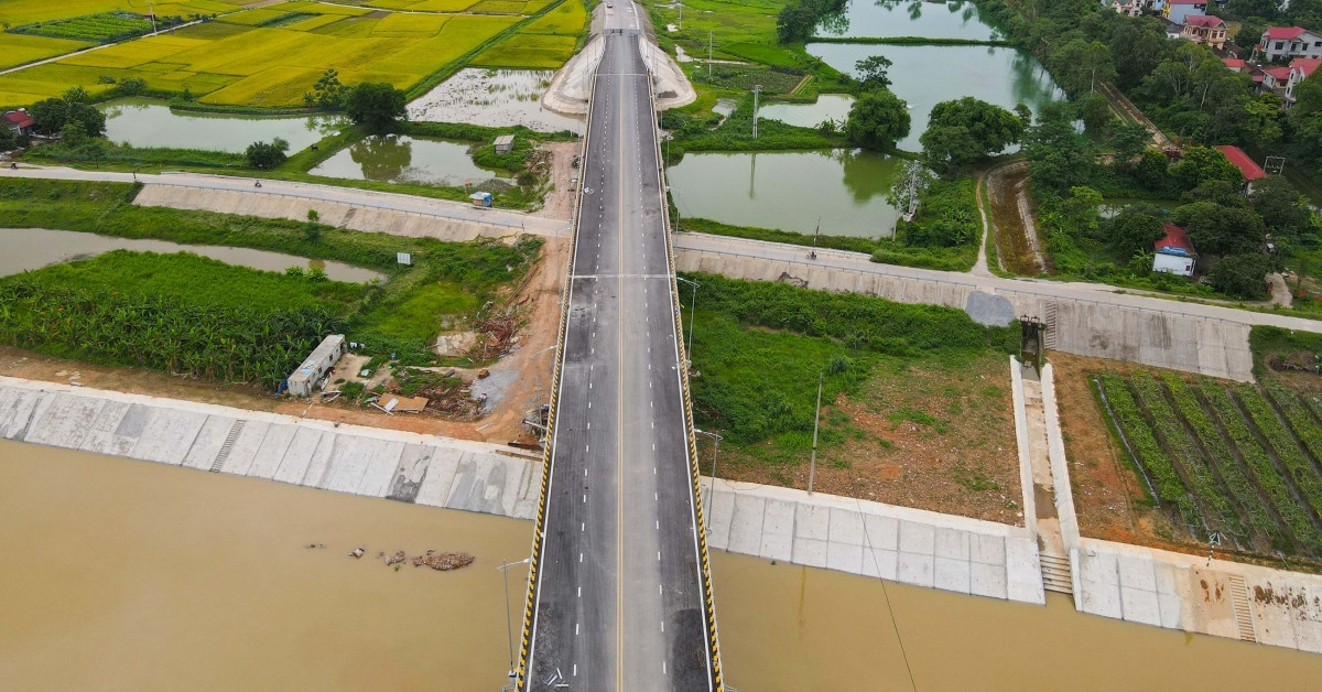 Dự án xây dựng cầu Hà Bắc 2 cùng đường dẫn phía Bắc Giang đã hoàn thành xây dựng gần một năm nay nhằm kết nối huyện Việt Yên, Hiệp Hòa (Bắc Giang) với huyện Yên Phong (Bắc Ninh) và tạo động lực phát triển kinh tế - xã hội. (Ảnh: VOV).