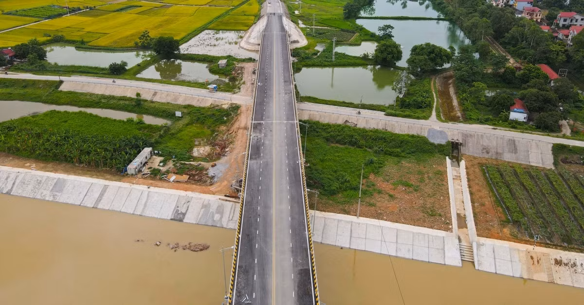 Dự án xây dựng cầu Hà Bắc 2 cùng đường dẫn phía Bắc Giang đã hoàn thành xây dựng gần một năm nay nhằm kết nối huyện Việt Yên, Hiệp Hòa (Bắc Giang) với huyện Yên Phong (Bắc Ninh) và tạo động lực phát triển kinh tế - xã hội. (Ảnh: VOV).