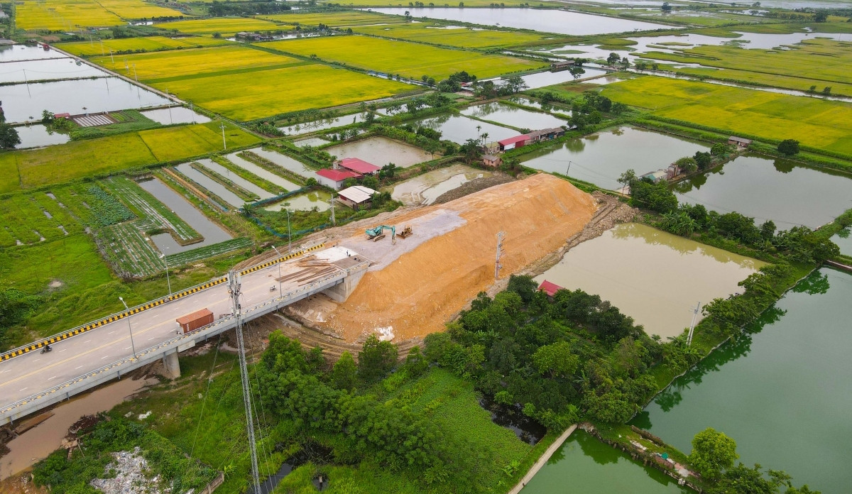 Đại diện Ban quản lý khu vực phát triển đô thị Bắc Ninh thông tin với VOV, từ tháng 7/2023 đến nay, đơn vị được giao làm chủ đầu tư dự án xây dựng đường nối từ ĐT285B (huyện Yên Phong) đến cầu Hà Bắc 2, dài 12km, tổng mức đầu tư 120 tỷ đồng. Dự kiến trong năm 2025 sẽ hoàn thành nhưng hiện nay đang vướng mặt bằng nên mới chỉ thi công được khoảng 5km từ phía ĐT285B. (Ảnh: VOV).