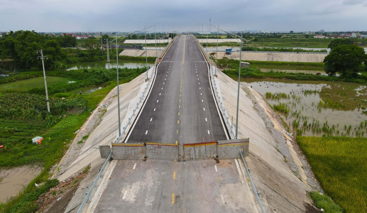 Chủ đầu tư, chính quyền địa phương và các đơn vị liên quan đang tích cực vào cuộc tháo gỡ khó khăn trong GPMB, đẩy nhanh tiến độ với mục tiêu đưa dự án vào khai thác, sử dụng trong năm 2025. (Ảnh: VOV).