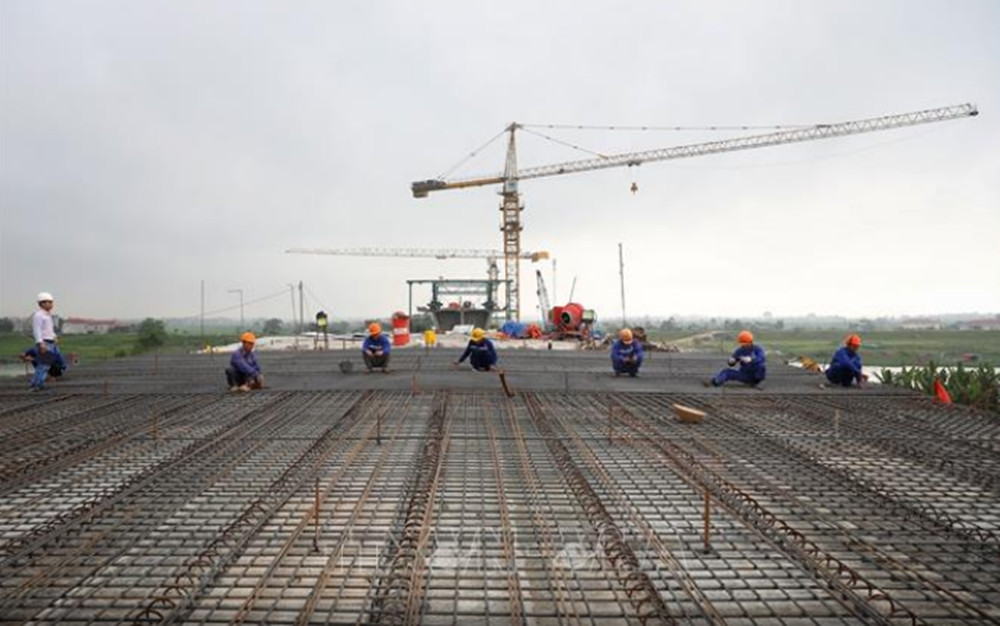 Dự án cầu Bắc Hà 2 gồm 2 gói thầu: gói thầu số 9 thi công công trình và gói thầu số 10 thi công cầu và đường dẫn đầu cầu. Dự án có tổng mức đầu tư hơn 358 tỷ đồng từ nguồn ngân sách Trung ương và tỉnh, được triển khai trong giai đoạn 2021-2024. (Ảnh: TTXVN).