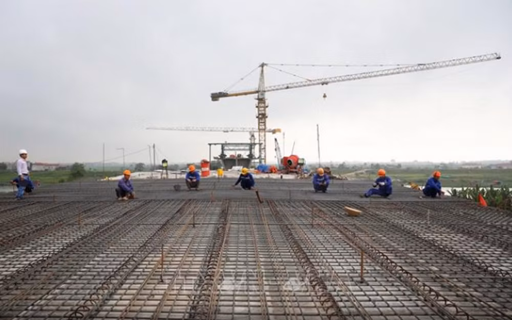 Dự án cầu Bắc Hà 2 gồm 2 gói thầu: gói thầu số 9 thi công công trình và gói thầu số 10 thi công cầu và đường dẫn đầu cầu. Dự án có tổng mức đầu tư hơn 358 tỷ đồng từ nguồn ngân sách Trung ương và tỉnh, được triển khai trong giai đoạn 2021-2024. (Ảnh: TTXVN).