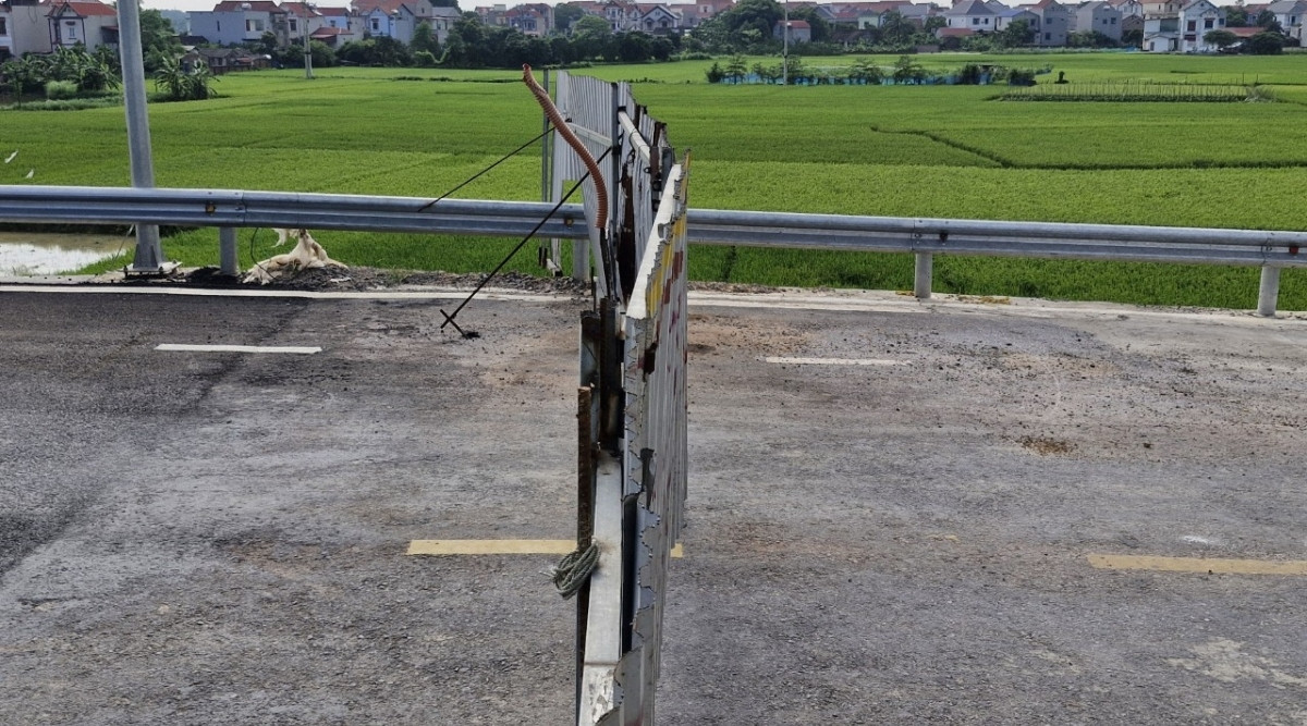Riêng phần đường dẫn phía Bắc Ninh vẫn đang được UBND tỉnh Bắc Ninh chỉ đạo đẩy nhanh tiến độ triển khai nên đầu cầu phía Bắc Giang bị rào chắn. (Ảnh: VOV).