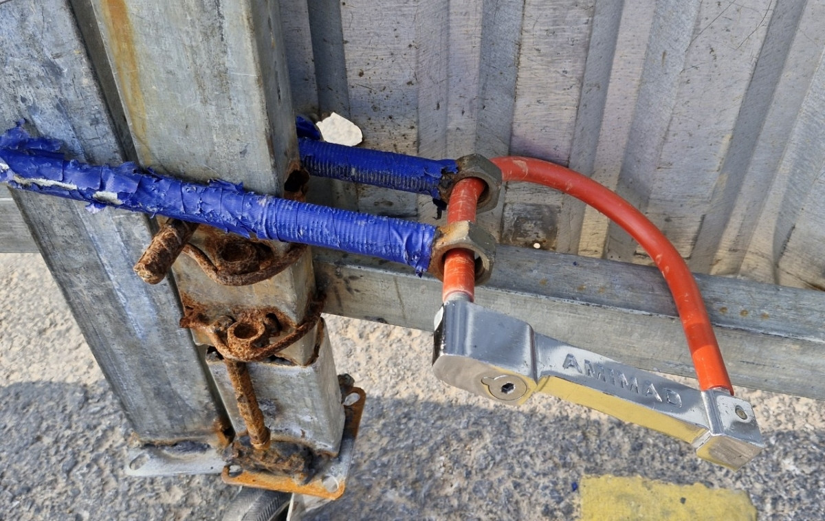 Đơn vị thi công đã dựng rào chắn, không cho người và phương tiện lưu thông qua cầu Hà Bắc 2. (Ảnh: VOV).