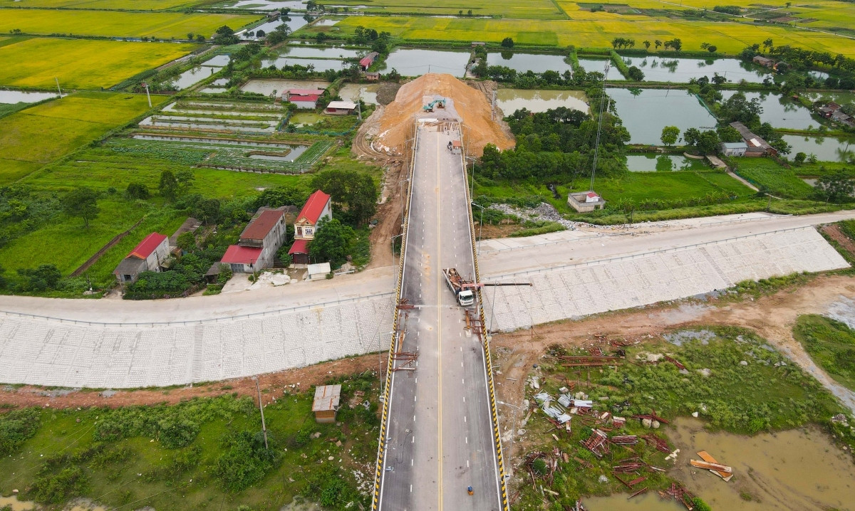 Phần cầu có chiều dài 490m, rộng 16m, thiết kế bê tông dự ứng lực và bê tông cốt thép dự ứng lực. Phần đường dài hơn 1.500m theo tiêu chuẩn đường cấp III đồng bằng, nền rộng 12m, mặt đường 11m, kết cấu mặt đường bê tông nhựa trên móng cấp phối đá dăm. (Ảnh: VOV).
