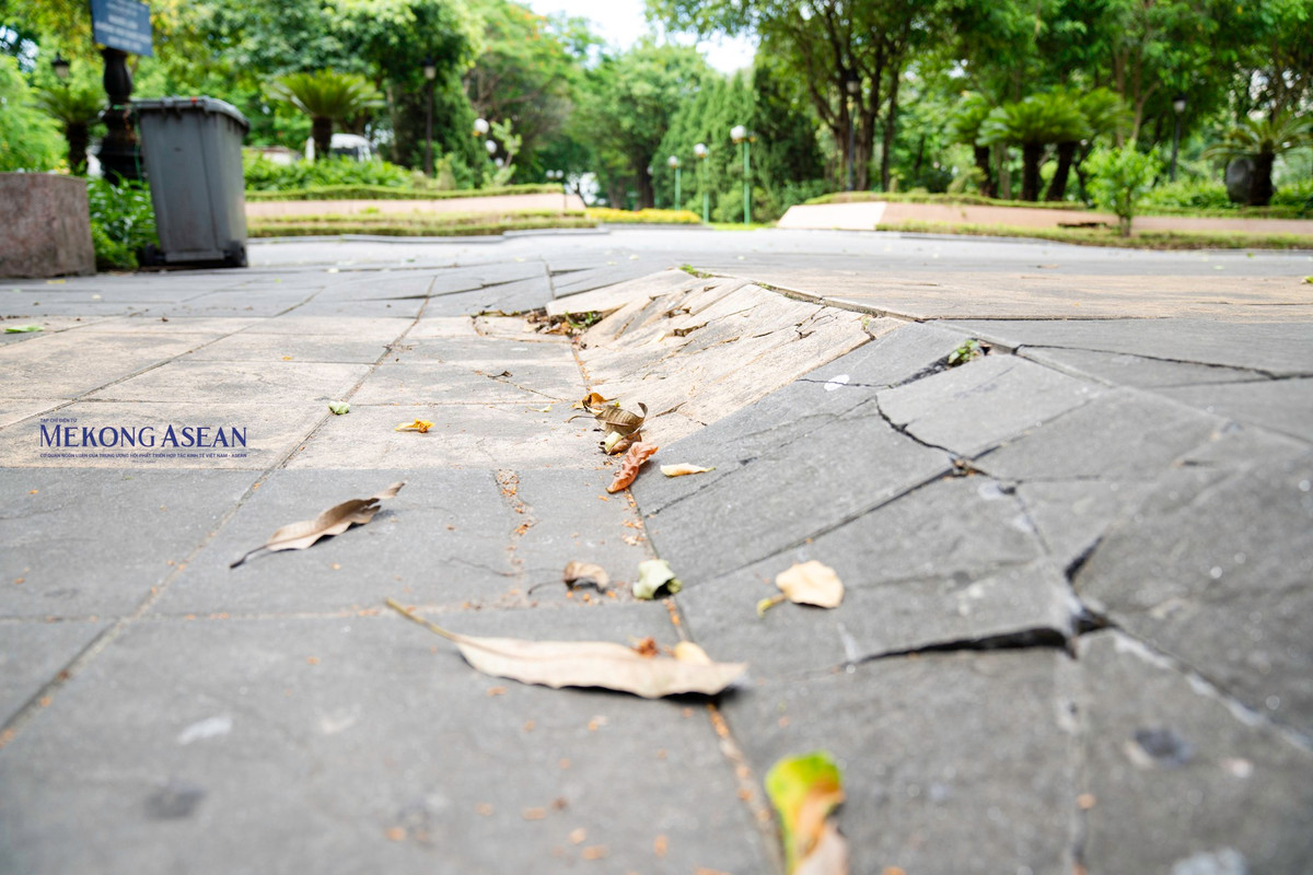 Tại công viên Nghĩa Đô, dễ dàng nhận thấy nhất là những mảng bê tông bị bong tróc, nền gạch bị nứt vỡ, nhô lên khỏi mặt sàn. (Ảnh: Mekongasean).
