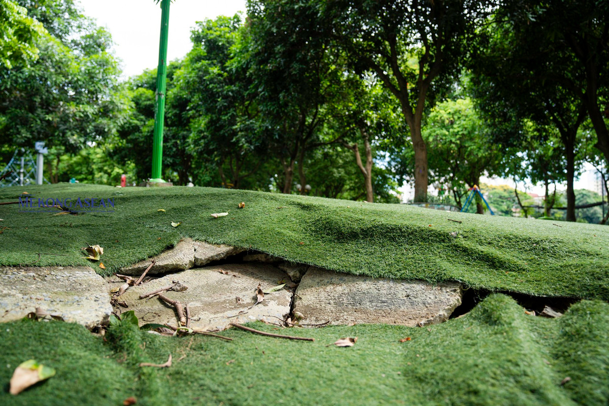 Gạch lát nền đường nhiều đoạn bong tróc, lồi lõm. Thảm cỏ nhân tạo ở khu vực vui chơi của trẻ em bị bong sờn, hư hỏng. (Ảnh: Mekongasean).