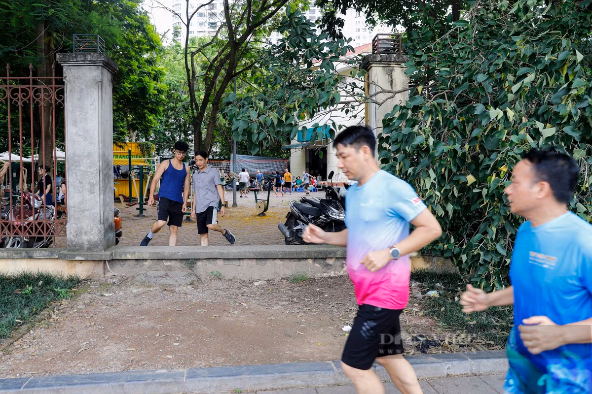 Trước thực trạng công viên Nghĩa Đô xuống cấp, tại kỳ họp cuối năm 2023 vừa qua, UBND quận Cầu Giấy đã giao Trung tâm Phát triển quỹ đất quản lý, duy tu, duy trì hoạt động công viên này. Trung tâm đang triển khai các bước đấu thầu, lựa chọn các nhà thầu. (Ảnh: Dân Việt).