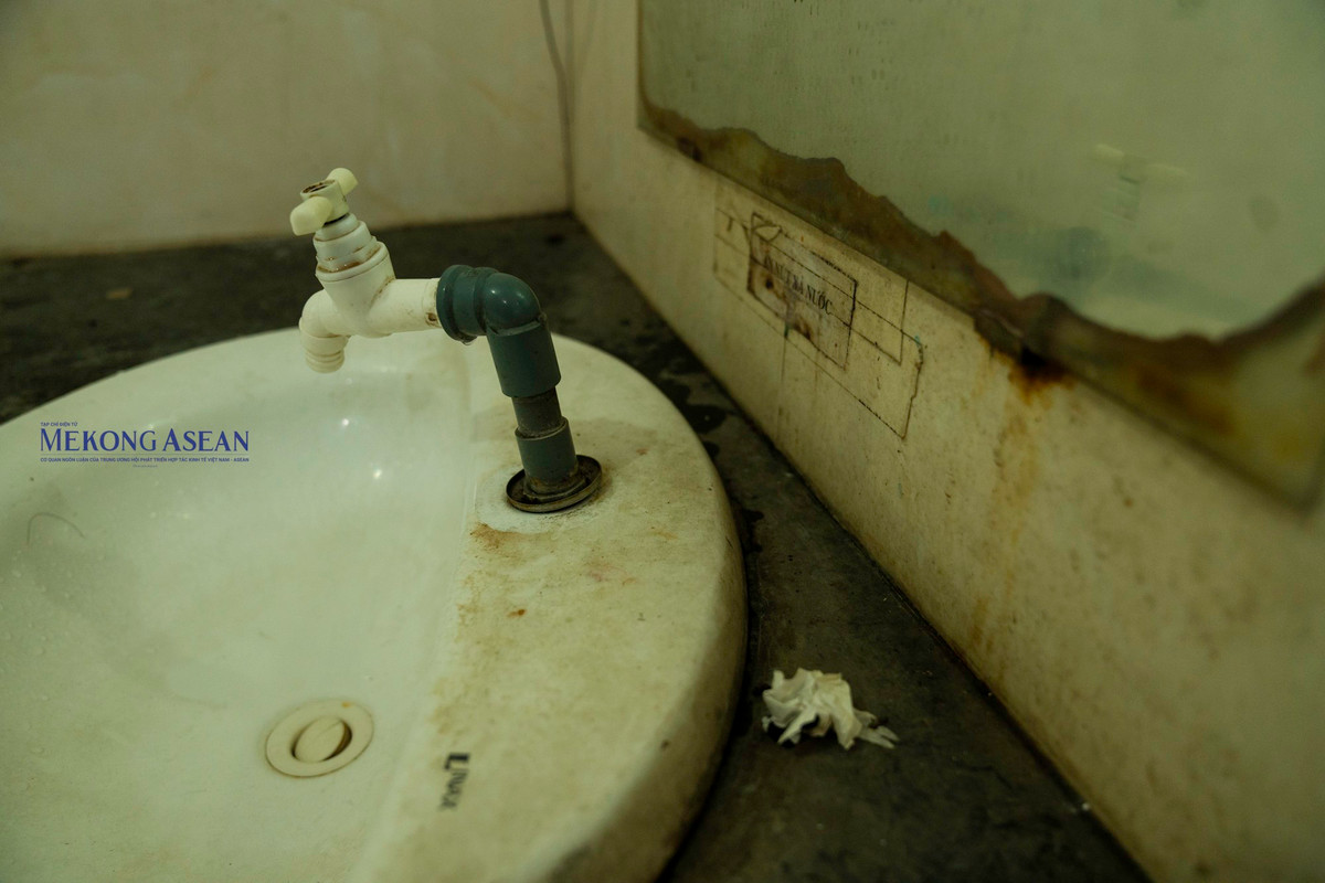 Thiết bị trong nhà vệ sinh hoen rỉ, hư hỏng. (Ảnh: Mekongasean).