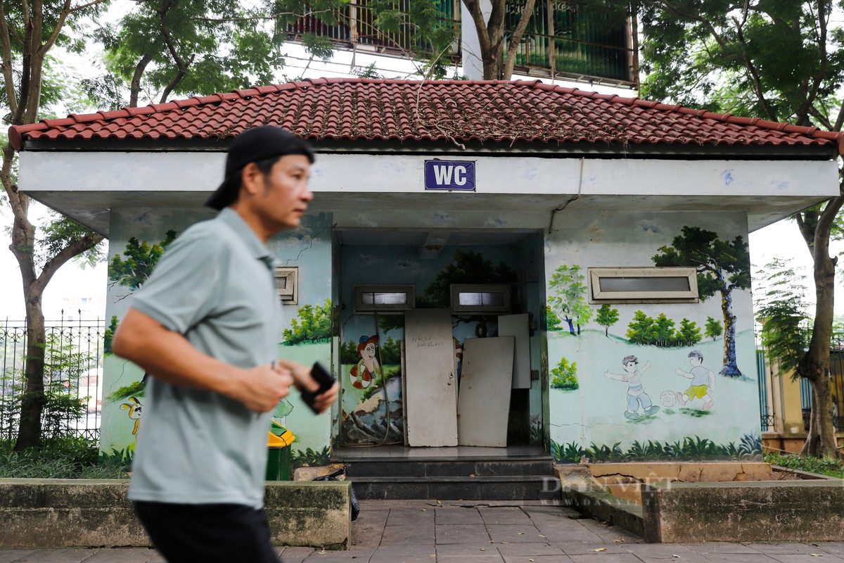 Khu vực nhà vệ sinh cũng bị xuống cấp, cửa nhà vệ sinh rơi gãy. (Ảnh: Dân Việt).