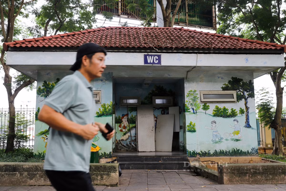 Khu vực nhà vệ sinh cũng bị xuống cấp, cửa nhà vệ sinh rơi gãy. (Ảnh: Dân Việt).