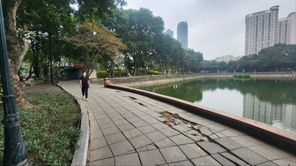Thời gian gần đây, nhiều hạng mục công trình trong công viên Nghĩa Đô đã xuống cấp, chưa được sửa chữa, tiềm ẩn nguy cơ mất an toàn cho người dân khi đến vui chơi. (Ảnh: Tiền Phong).