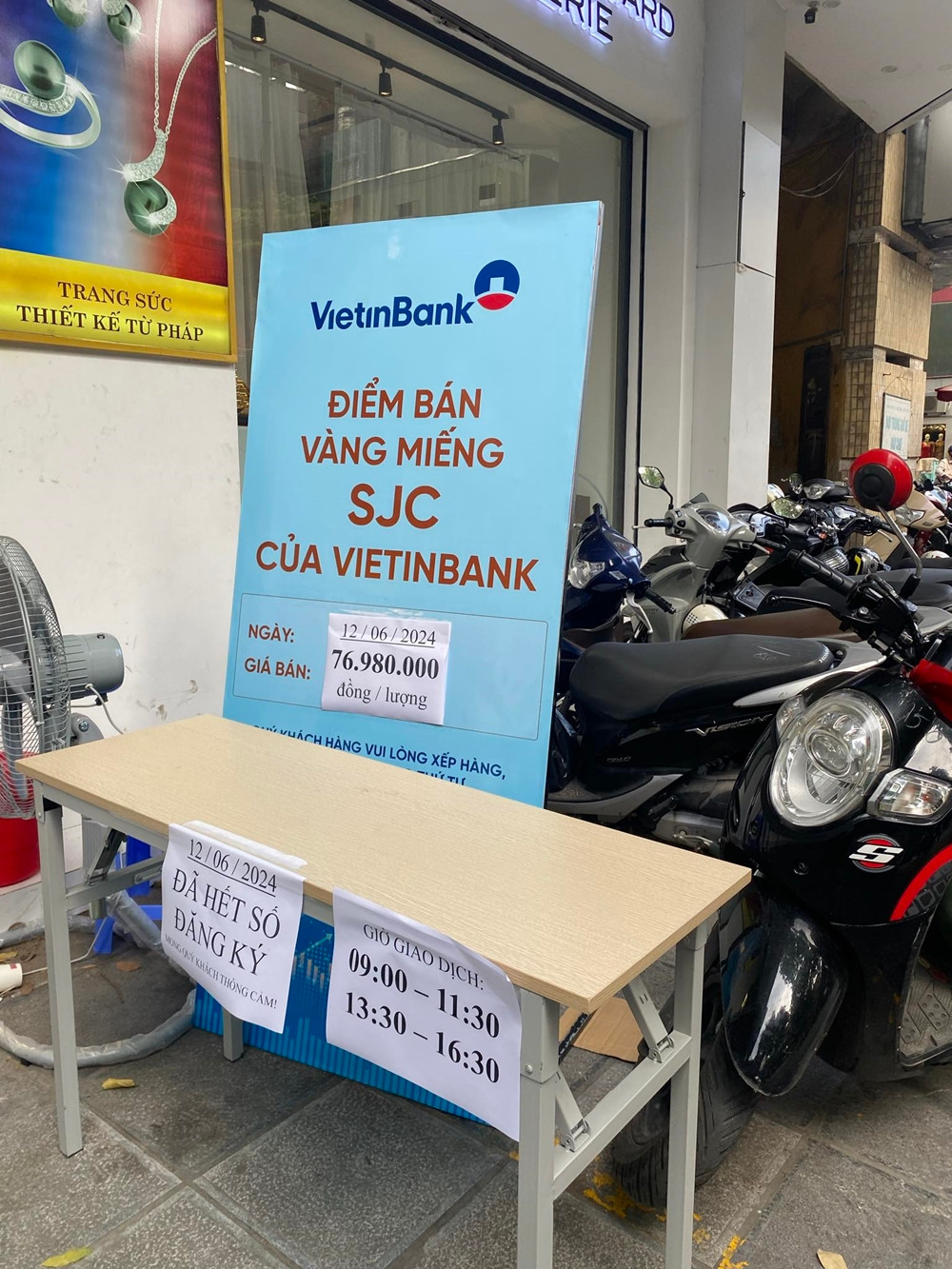 Tại thời điểm PV ghi nhận ở điểm giao dịch của Vietinbank phố Huế, người dân cho biết có tình trạng “cò mồi” hỏi mua lại số giao dịch của họ. Một số người xếp hàng không rõ "đùa thật" cho biết bán lại số với giá 1,5 triệu đồng.