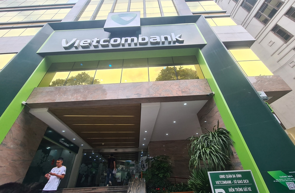 Tại điểm giao dịch của Vietcombank Láng Hạ (Hà Nội) cũng vắng vẻ. Theo thông báo của nhà băng này, nhằm giải quyết tình trạng khách hàng có nhu cầu phải xếp hàng tại các điểm bán vàng miếng SJC của Vietcombank, từ hôm nay 12/6, Vietcombank triển khai tiện ích đăng ký mua vàng miếng SJC trực tuyến cho khách hàng ngay trên website của Vietcombank.