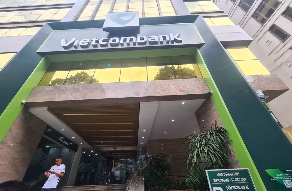 Tại điểm giao dịch của Vietcombank Láng Hạ (Hà Nội) cũng vắng vẻ. Theo thông báo của nhà băng này, nhằm giải quyết tình trạng khách hàng có nhu cầu phải xếp hàng tại các điểm bán vàng miếng SJC của Vietcombank, từ hôm nay 12/6, Vietcombank triển khai tiện ích đăng ký mua vàng miếng SJC trực tuyến cho khách hàng ngay trên website của Vietcombank.