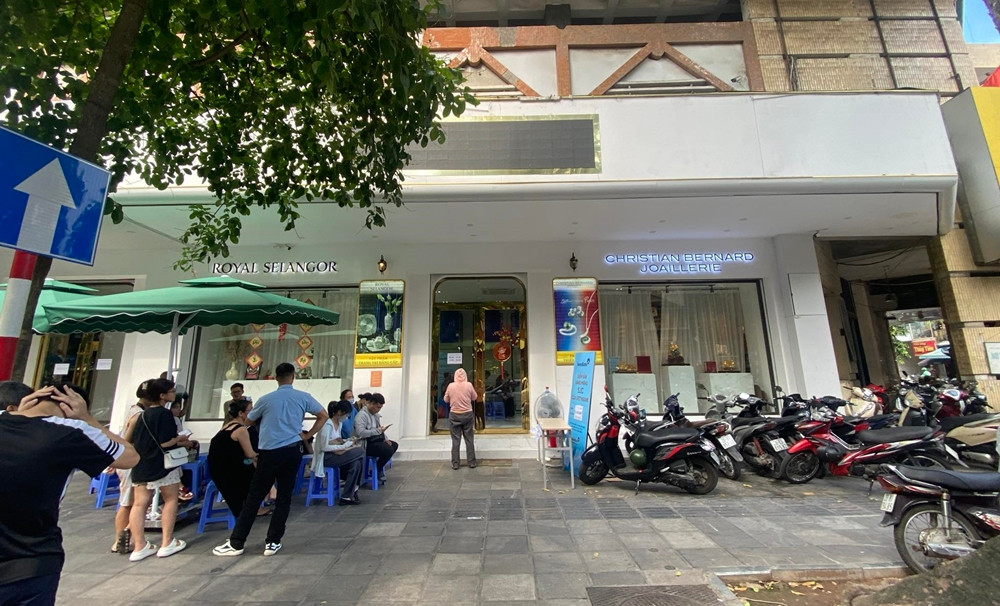 Tại điểm giao dịch vàng miếng của Vietinbank số 81 phố Huế (Hà Nội), vẫn có người dân xếp hàng mua vàng miếng SJC, nhưng lượng khách thưa thớt hẳn so với những ngày qua.