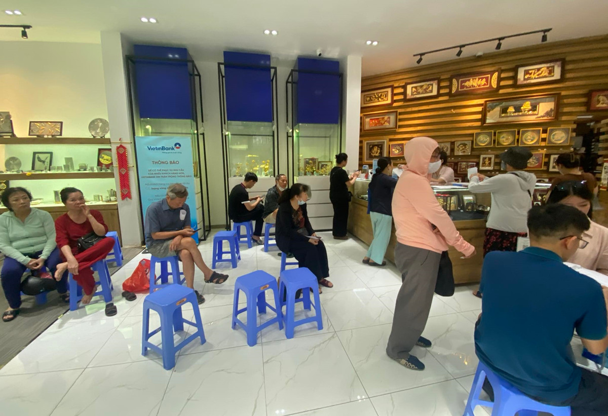 Anh Tâm (khu tập thể 88 Võ Thị Sáu, Hai Bà Trưng, Hà Nội) xếp hàng mua vàng, cho biết số thứ tự của anh từ ngày mùng 9/6, giờ mới đến lượt.