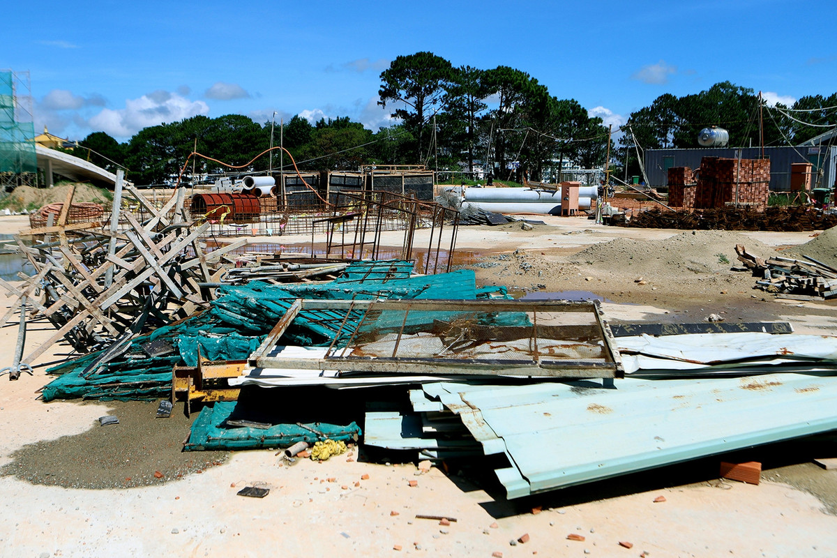 Tại hội nghị giao ban và cung cấp thông tin báo chí tháng 6/2024 diễn ra ngày 11/6, UBND tỉnh Lâm Đồng cho biết, Ban Thường vụ Tỉnh ủy và UBND tỉnh Lâm Đồng đã thông báo yêu cầu các cá nhân, sở ngành làm rõ trách nhiệm trong sai phạm liên quan đến xây dựng trái phép bên trong Đồi Cù Đà Lạt. (Ảnh: Vietnamnet).