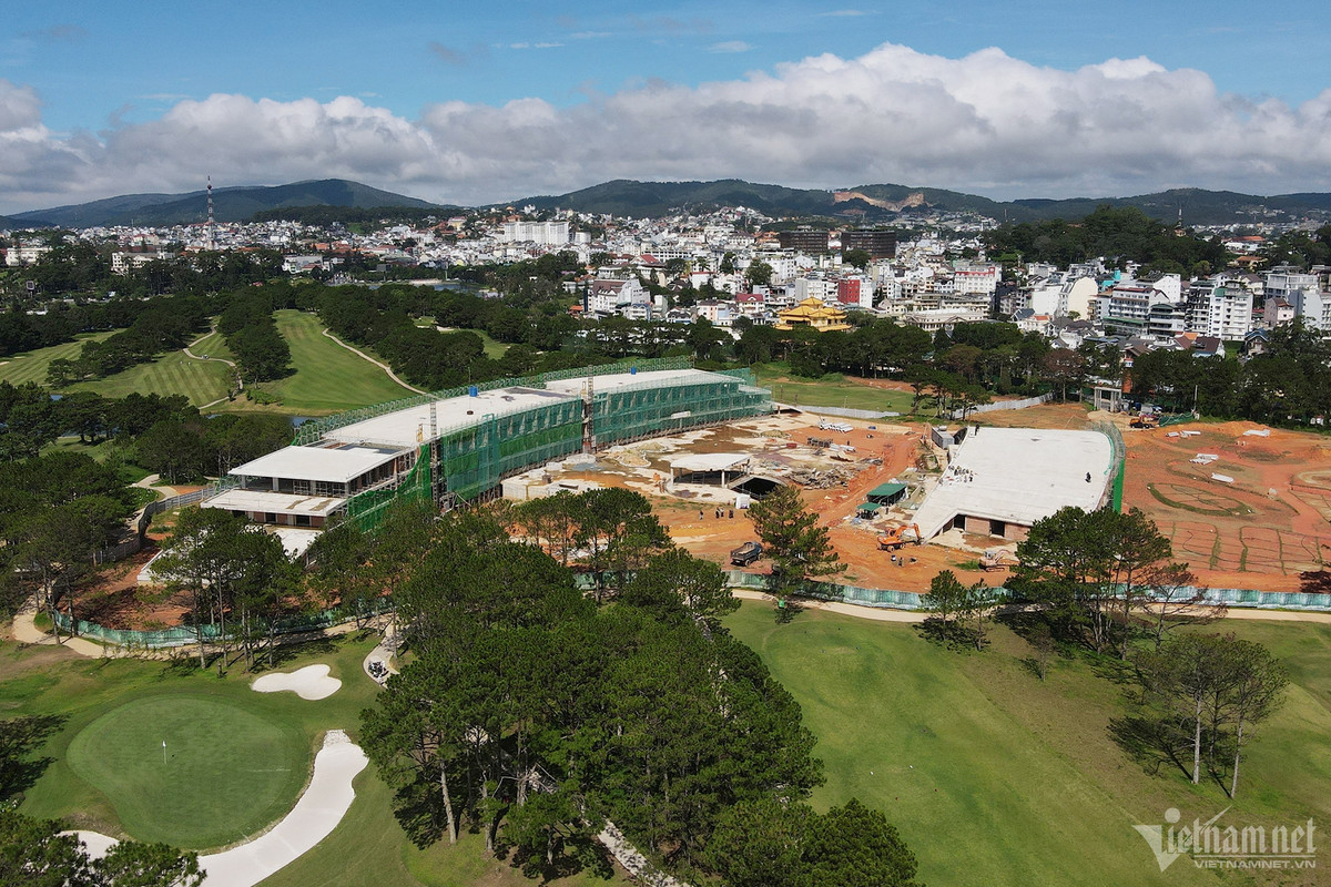 Nhiều công nhân cùng máy móc, thiết bị được huy động tới công trình. Tuy nhiên, việc tháo dỡ công trình vi phạm phải tạm dừng. Lý do, chủ đầu tự nguyện tháo dỡ, nhưng chưa xây dựng phương án cụ thể nên không thể triển khai. (Ảnh: Vietnamnet).