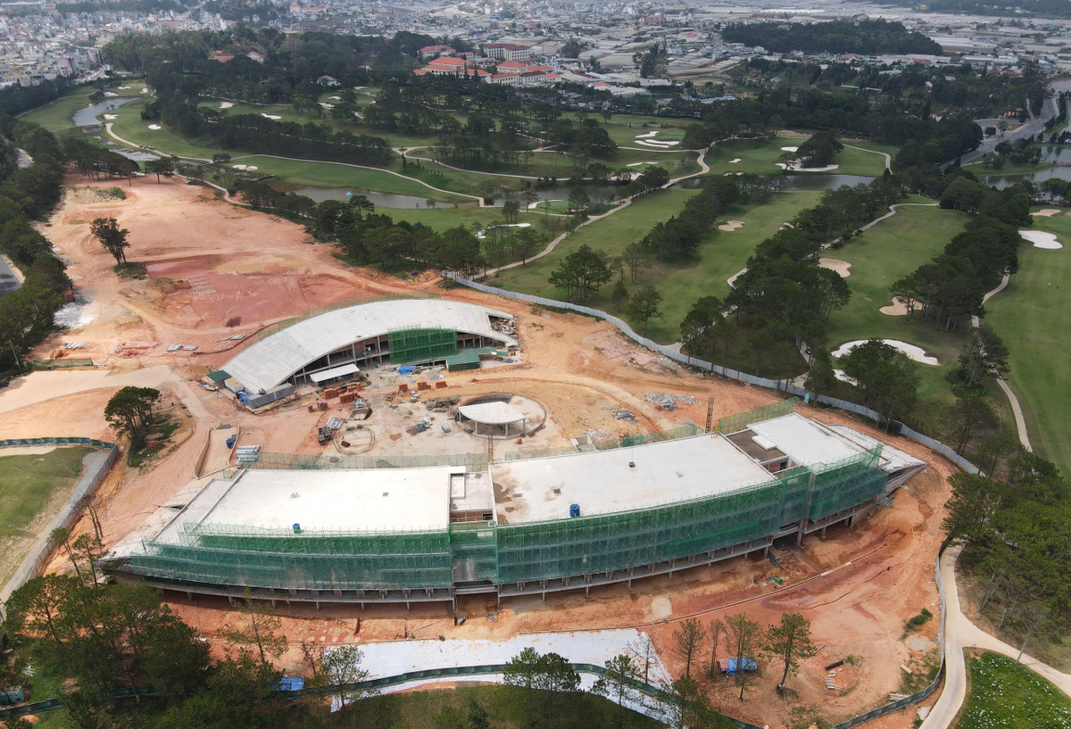 Tại hội nghị, ông Nguyễn Văn Trãi - Phó giám đốc Sở Tài nguyên và Môi trường tỉnh Lâm Đồng, cho biết lãnh đạo sở này đã thừa nhận việc đề xuất cho chuyển đổi mục đích sử dụng 5.629m2 đất rừng phòng hộ trong Đồi Cù Đà Lạt trước đó, để UBND tỉnh Lâm Đồng có tờ trình HĐND tỉnh là sai. (Ảnh: Dân Việt).