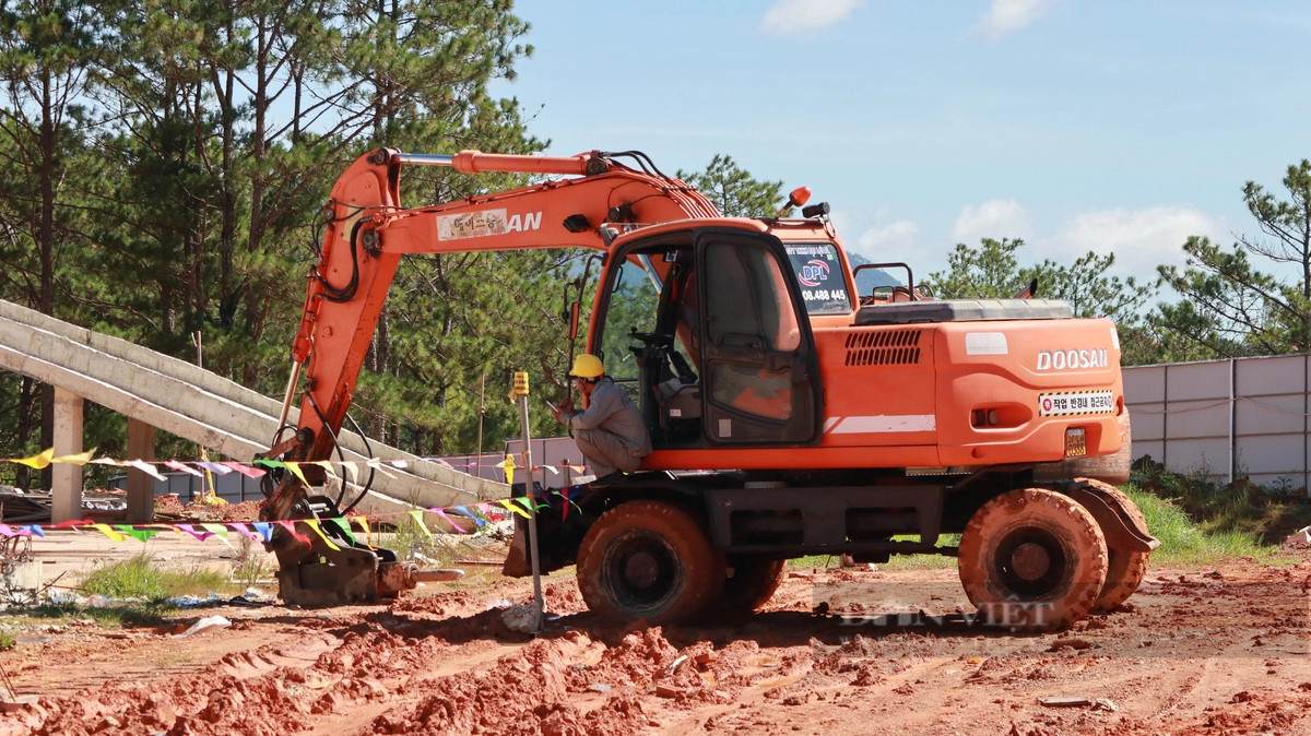 Đại diện UBND TP Đà Lạt cho rằng: "Tạm hoãn trong 15 ngày để làm phương án tháo dỡ chi tiết và làm phương án đảm bảo an toàn trong quá trình thực hiện tháo dỡ. Việc xây dựng phương án do chủ đầu tư chủ động thực hiện trong thời gian cơ quan chức năng cho phép và phải được thực hiện bởi đơn vị tư vấn thiết kế. Việc này được luật quy định, không phải là ý chủ quan của UBND TP Đà Lạt". (Ảnh: Dân Việt).