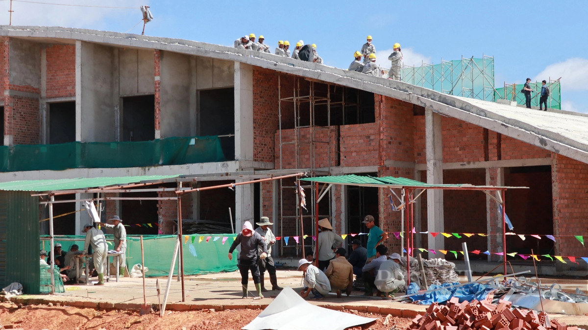 Tại hiện trường, sau khi làm việc với đại diện chủ đầu tư tòa nhà câu lạc bộ golf Đồi Cù Đà Lạt, UBND TP Đà Lạt yêu cầu tạm hoãn tháo dỡ công trình vi phạm. (Ảnh: Dân Việt).