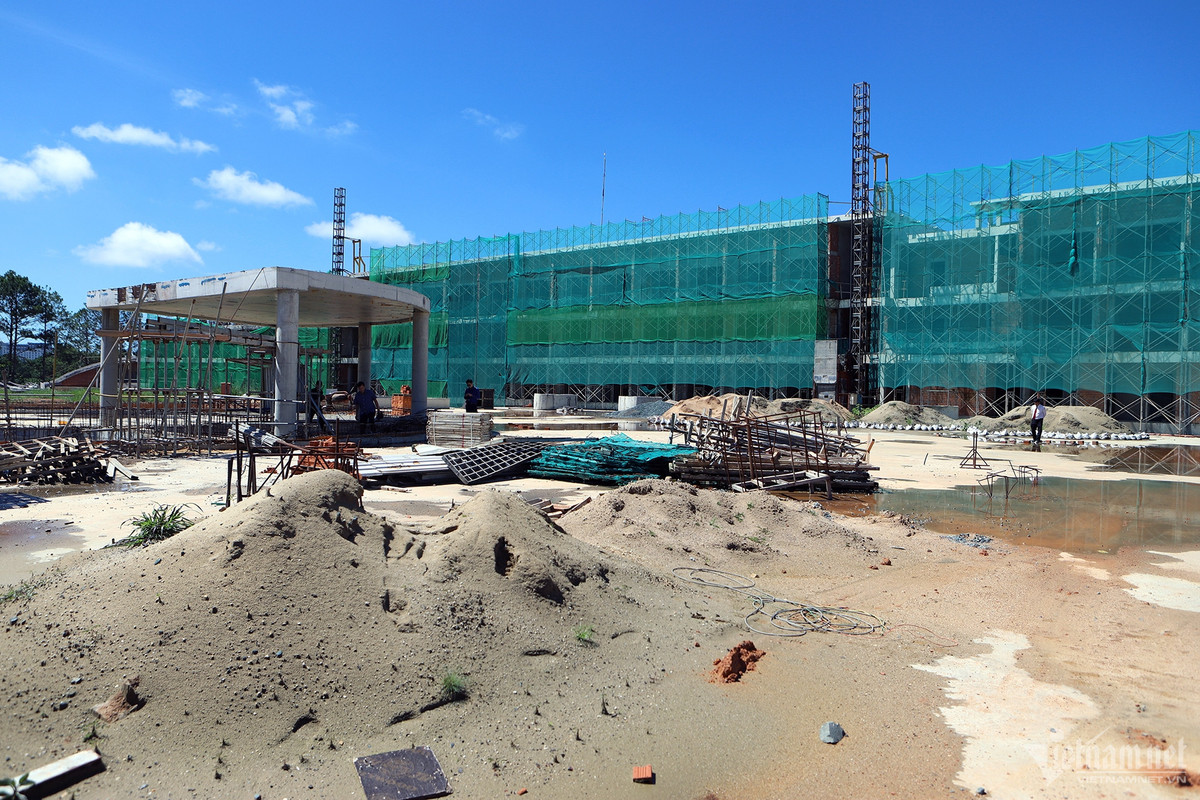 Lý do thu hồi được cho là do chủ đầu tư không khắc phục việc xây dựng sai với giấy phép xây dựng trong thời hạn ghi trong văn bản xử lý vi phạm theo yêu cầu của cơ quan Nhà nước có thẩm quyền. (Ảnh: Vietnamnet).