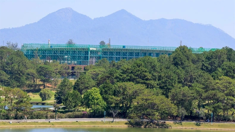 Ngày 29/5, Sở Xây dựng Lâm Đồng đã ban hành quyết định thu hồi giấy phép xây dựng số 02/GPXD ngày 12/01/2023 của Sở Xây dựng cấp cho hạng mục một phần tầng hầm khối dịch vụ golf (ký hiệu 01, thuộc tòa nhà CLB golf, với diện tích xây dựng 2.639m2). (Ảnh: Nhân Dân).