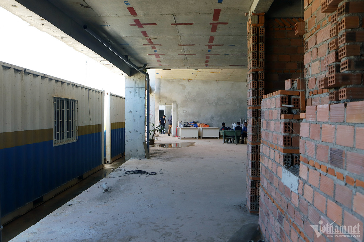 Trước đó, hồi tháng 3/2023, chính quyền TP Đà Lạt kiểm tra, phát hiện dự án nằm sát hồ Xuân Hương xây không phép, sai phép diện tích hơn 20.000 m2 nên yêu cầu dừng thi công. Chủ đầu tư bị xử phạt 240 triệu đồng. (Ảnh: Vietnamnet).