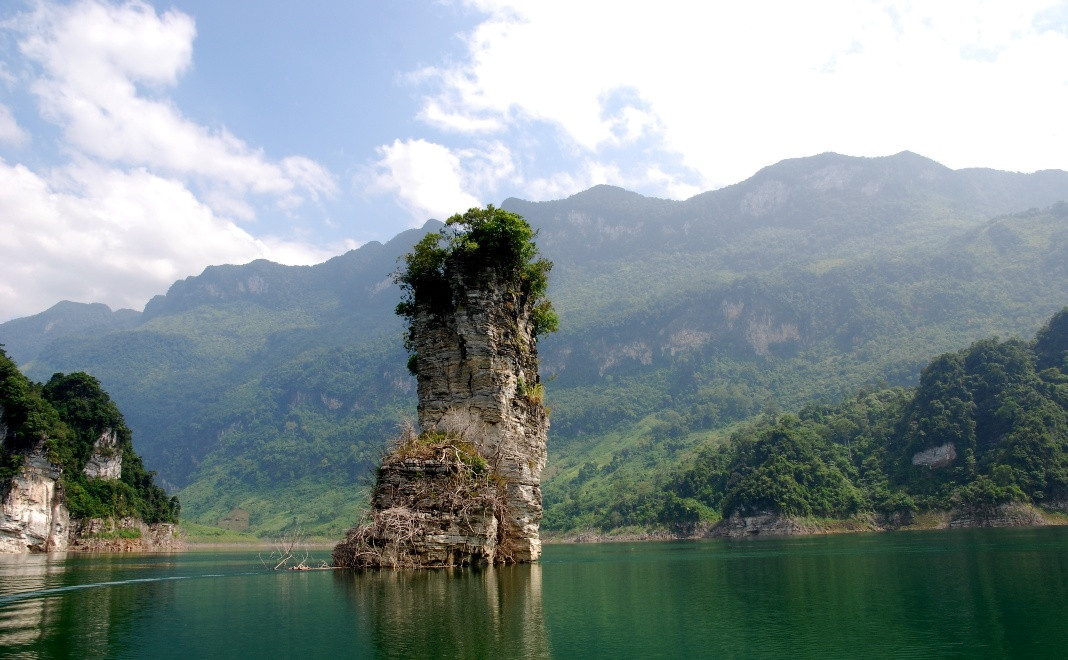 Cọc Vài Phạ – điểm nhấn độc đáo giữa lòng hồ thủy điện Na Hang. Ảnh: Hải Dương